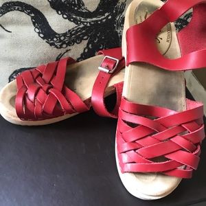 Lotta Swedish Clogs: peep toe in red size 39
